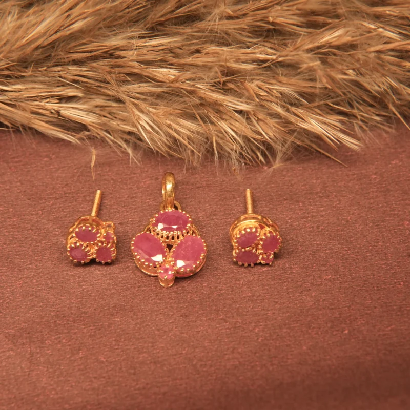 "Exquisite Ruby Pendant Set – A Timeless Touch of Royal Elegance"