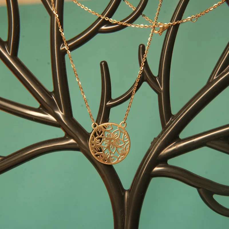 Elegant 22kt Gold Floral Medallion Chain - Image 3