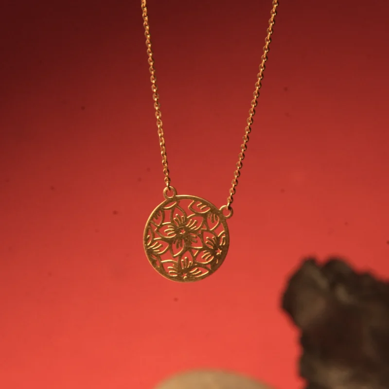 Elegant 22kt Gold Floral Medallion Chain - Image 2