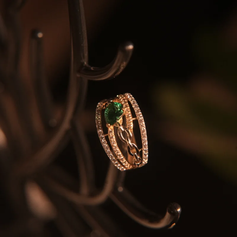 18KT Gold Emerald Zircon Chain Ring – Unique Statement of Style - Image 4