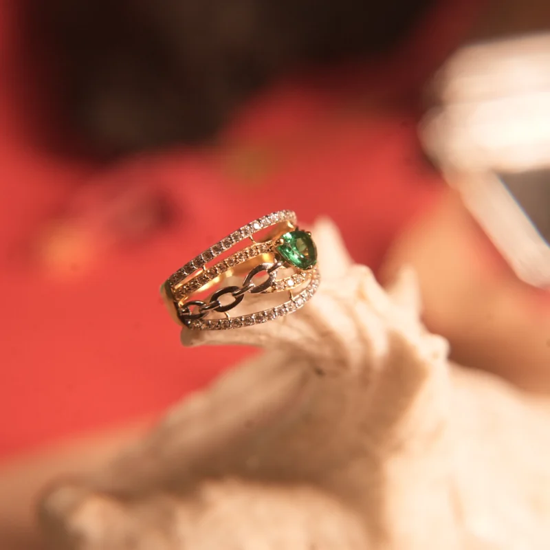 18KT Gold Emerald Zircon Chain Ring – Unique Statement of Style - Image 3