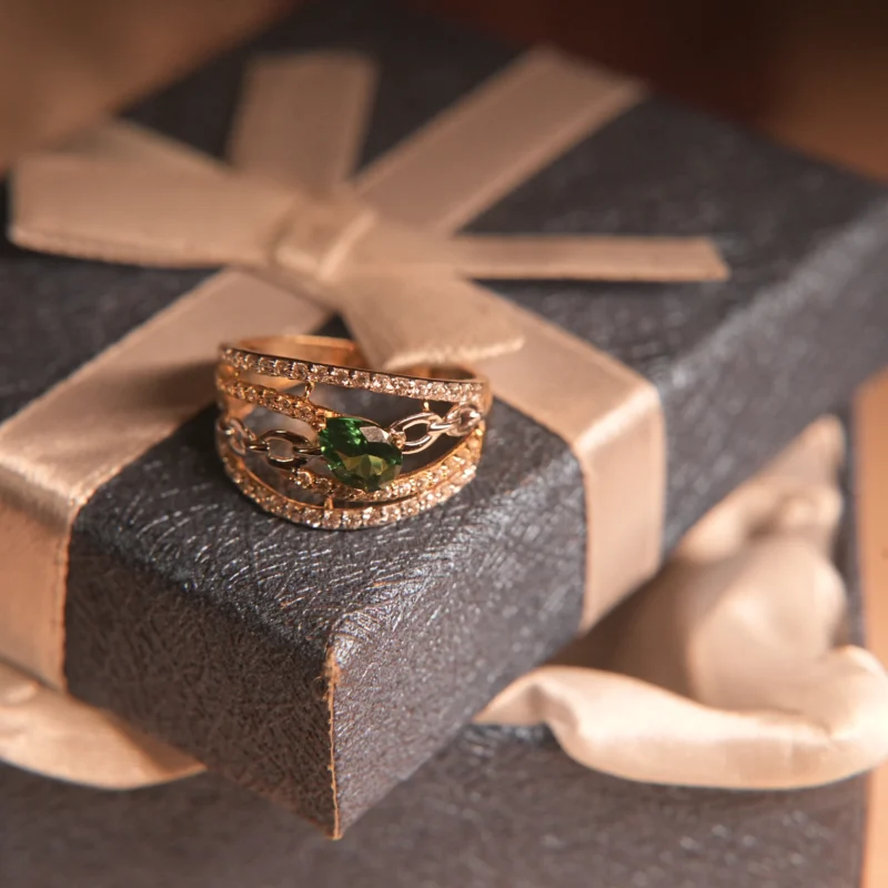18KT Gold Emerald Zircon Chain Ring – Unique Statement of Style