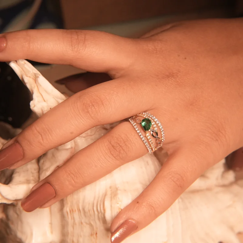 18KT Gold Emerald Zircon Chain Ring – Unique Statement of Style - Image 5