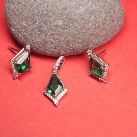 Elegant Sterling Silver Pendant with Emerald Green Stone and CZ Halo – Vintage-Inspired Design