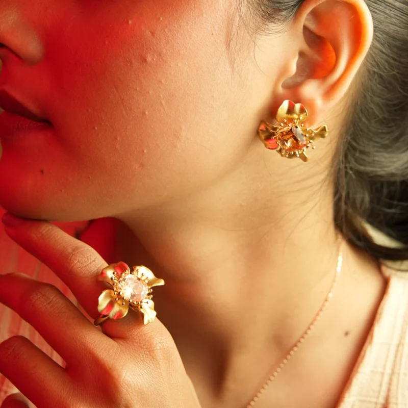 Floral Bloom Gold-Plated Silver Ring with Peach Crystal Centerpiece - Image 3