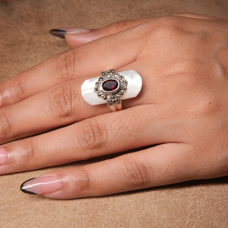 925 Silver Statement Ring with Mother of Pearl & Garnet Centerpiece - Image 3