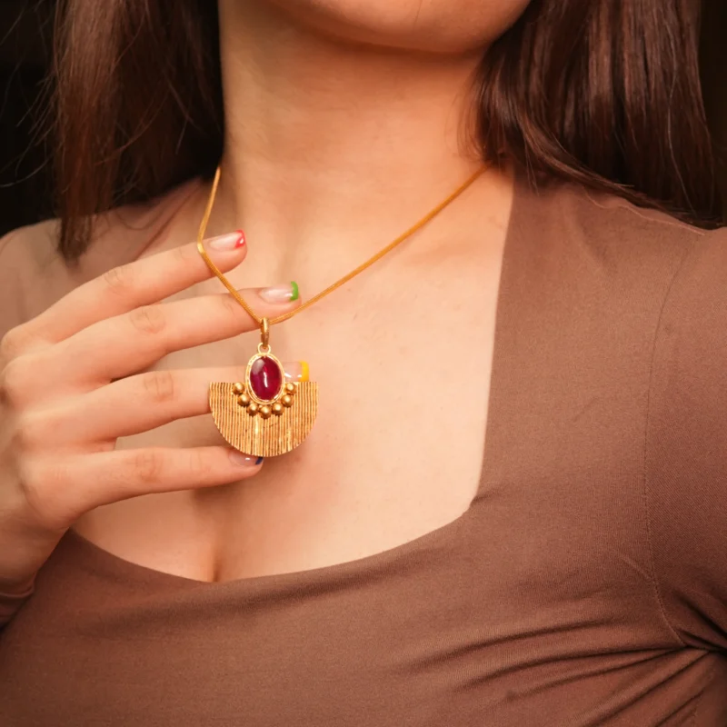 Elegant 22kt Gold Pendant with Ruby Red Stone – Timeless Luxury - Image 2