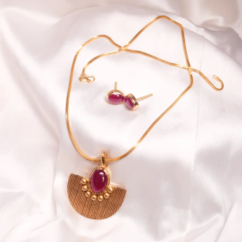 Elegant 22kt Gold Pendant with Ruby Red Stone – Timeless Luxury