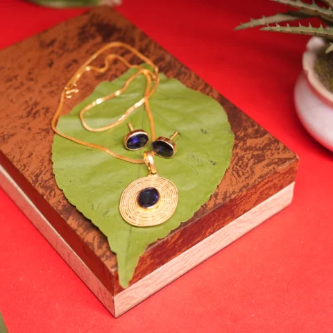22kt Gold Pendant Set with Deep Blue Stone – Elegant and Stylish