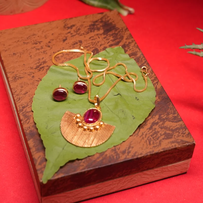 Elegant 22kt Gold Pendant with Ruby Red Stone – Timeless Luxury - Image 3