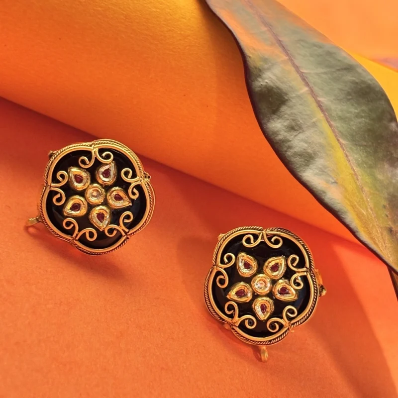Antique Gold Pendant Set with Black Stone & Floral Kundan Design - Image 2