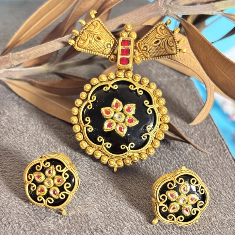 Antique Gold Pendant Set with Black Stone & Floral Kundan Design - Image 4