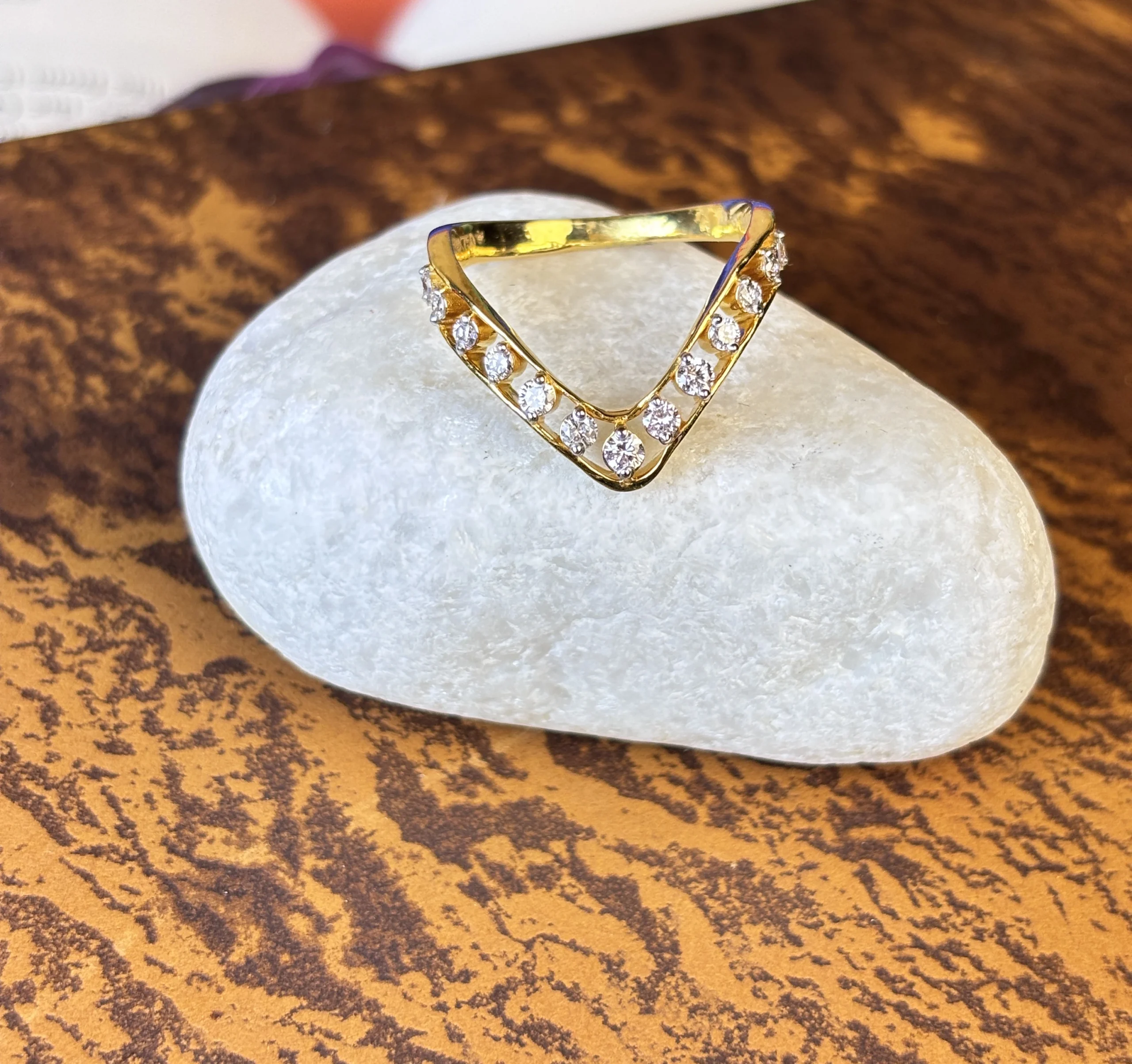 Elegant V-Shaped Diamond Ring in 18KT Gold