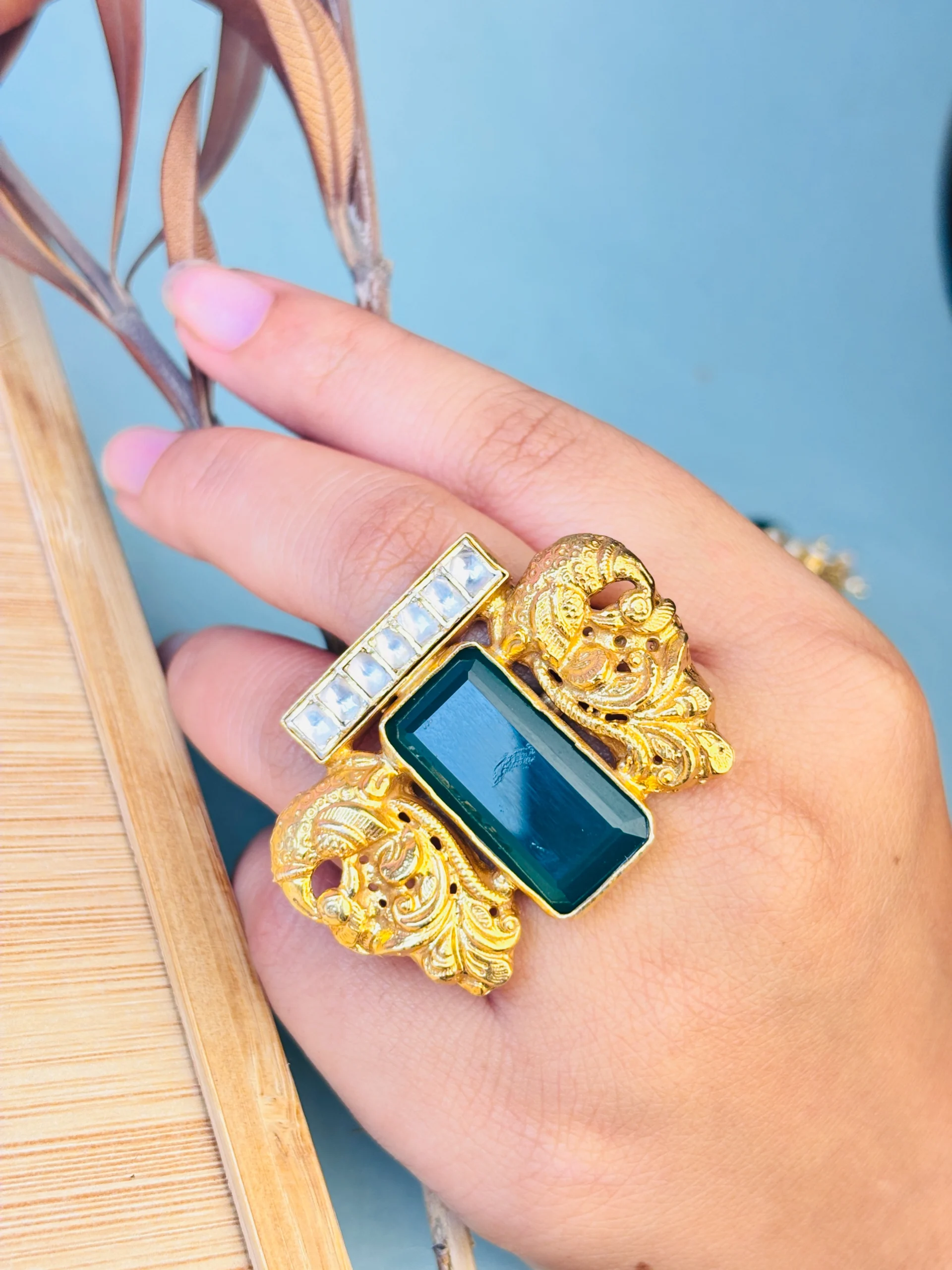 925 Hallmark Silver Ring with Emerald Green Stone & Royal Carvings - Image 4