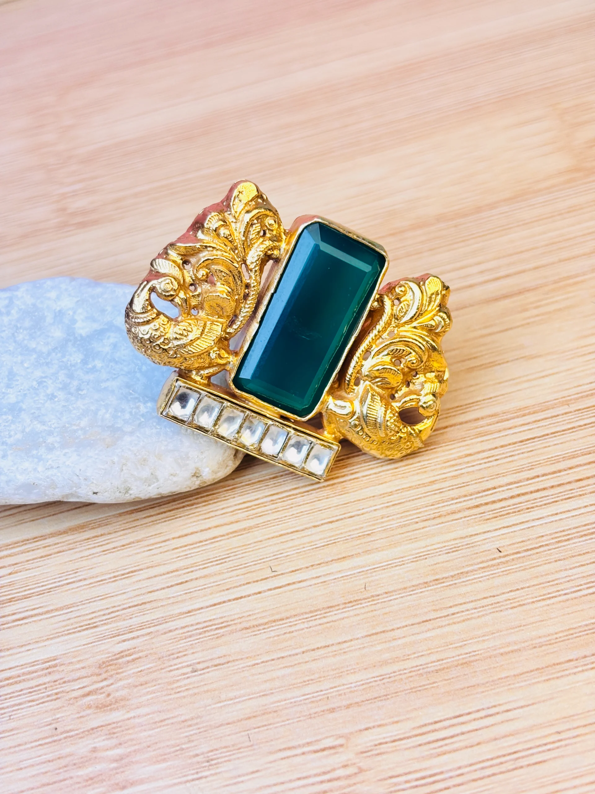 925 Hallmark Silver Ring with Emerald Green Stone & Royal Carvings - Image 3