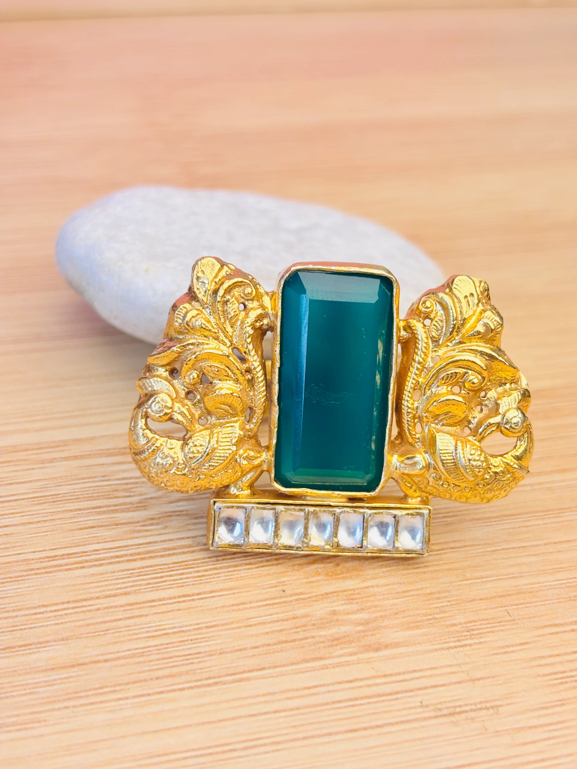 925 Hallmark Silver Ring with Emerald Green Stone & Royal Carvings