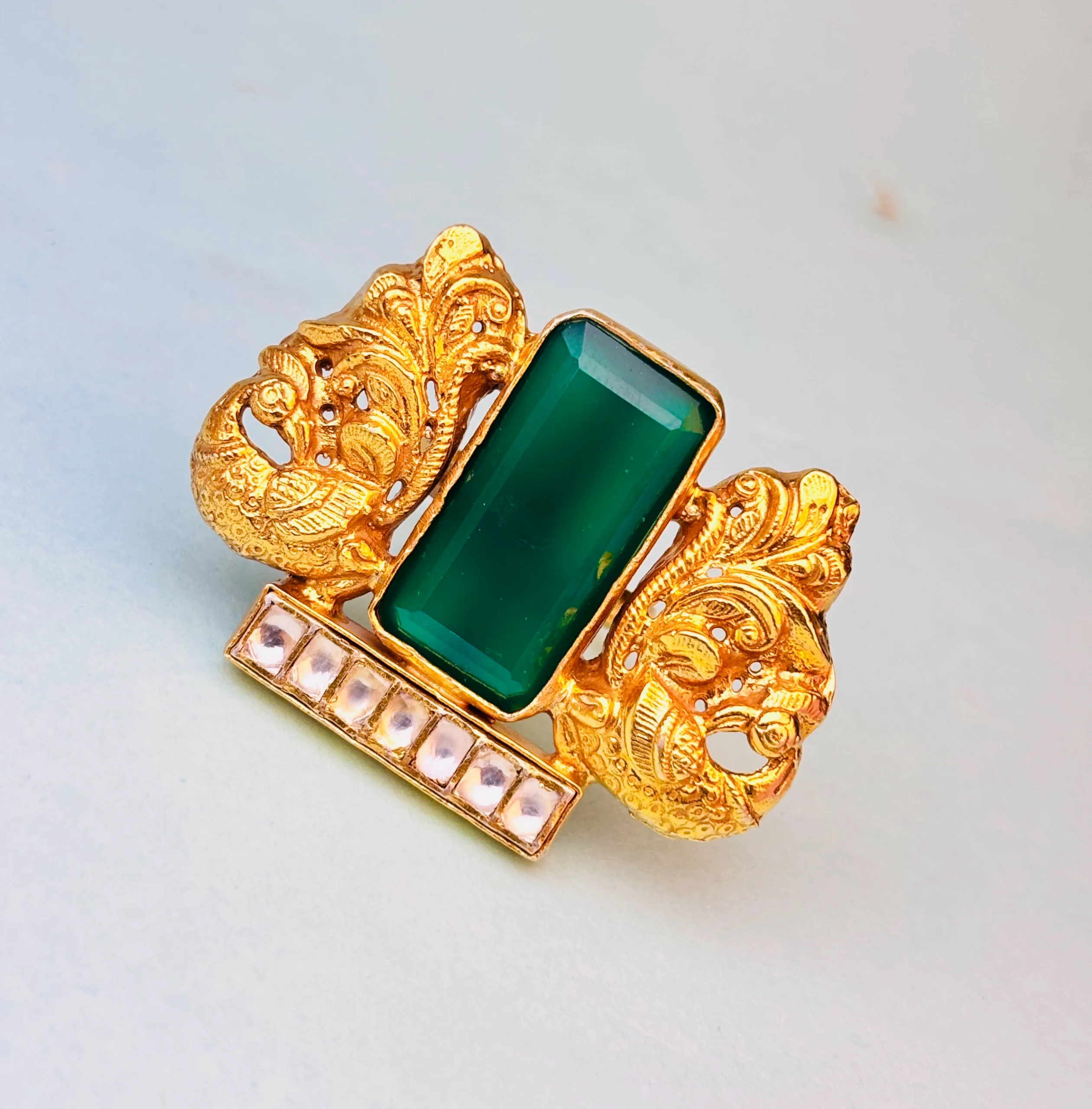 925 Hallmark Silver Ring with Emerald Green Stone & Royal Carvings - Image 2