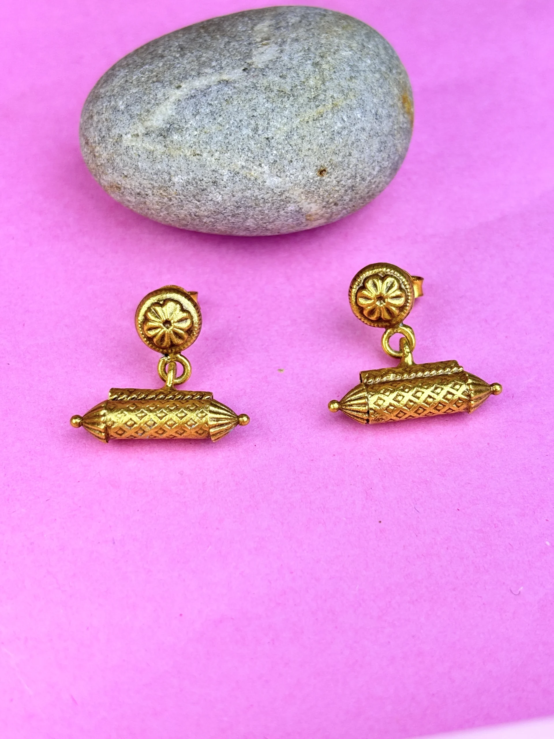 Traditional Silver Hasli Necklace with Multicolor Stones & Matching Earrings - Image 2