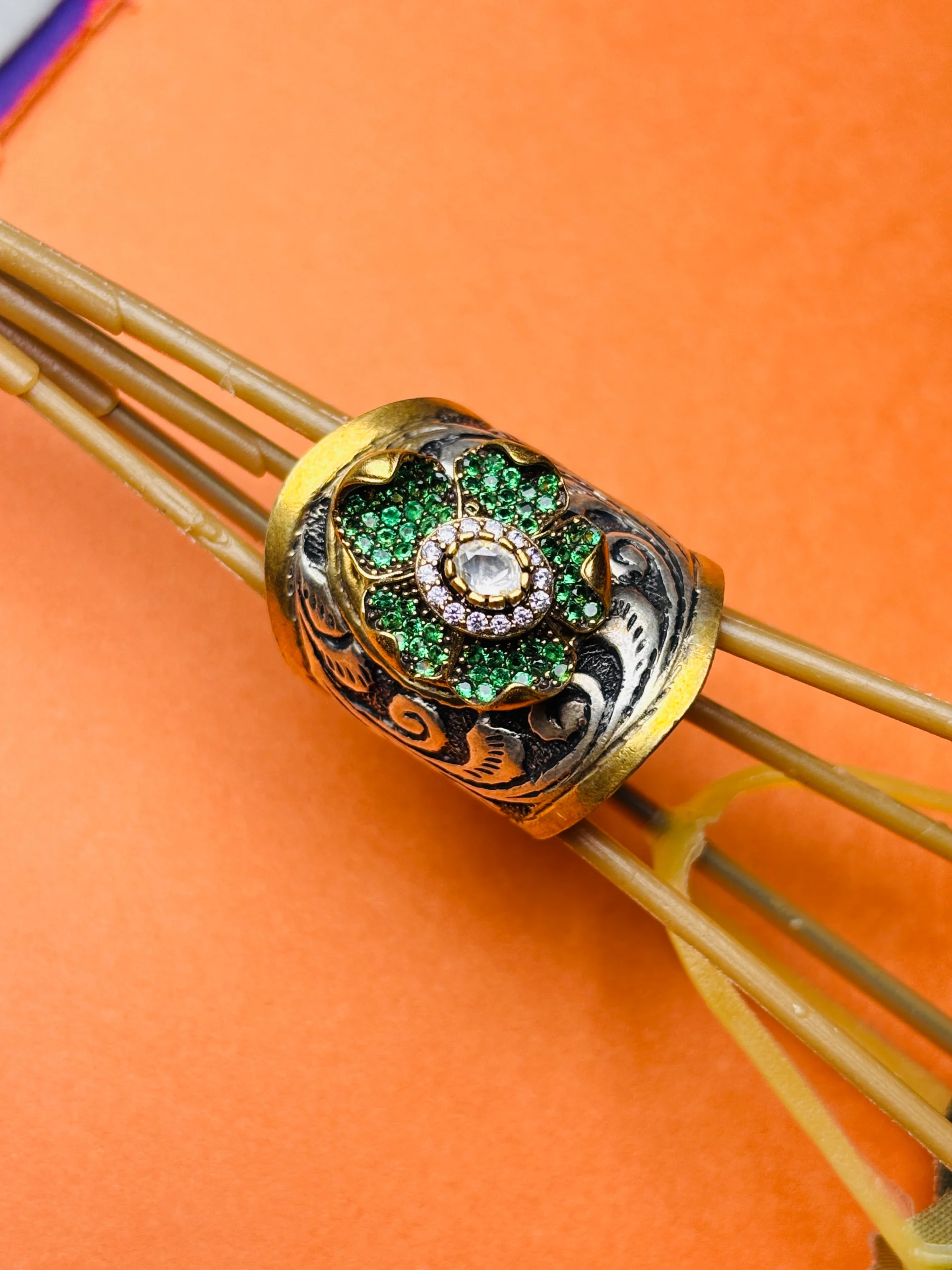 Vintage Floral 925 Silver Statement Ring with Green Stone & Gold Accents - Image 3